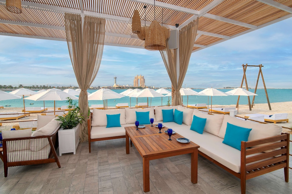Radisson Blu Hotel & Resort, Abu Dhabi Corniche — Restaurant & bars in Abu Dhabi