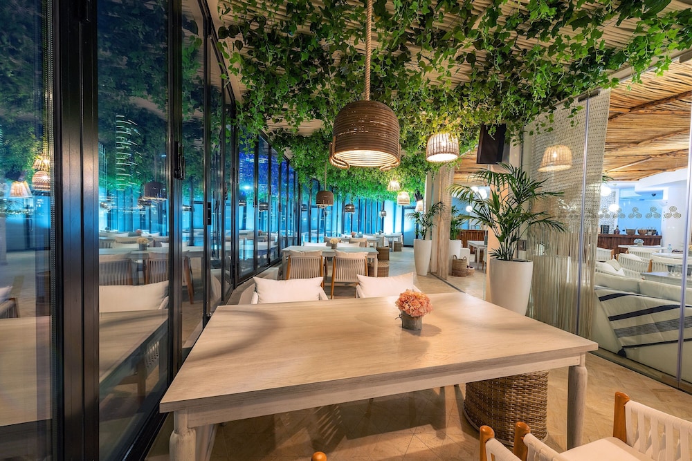 Le Méridien Abu Dhabi Resort — Restaurant & bars in Abu Dhabi