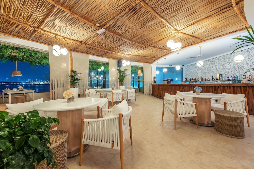 Le Méridien Abu Dhabi Resort — Restaurant & bars in Abu Dhabi