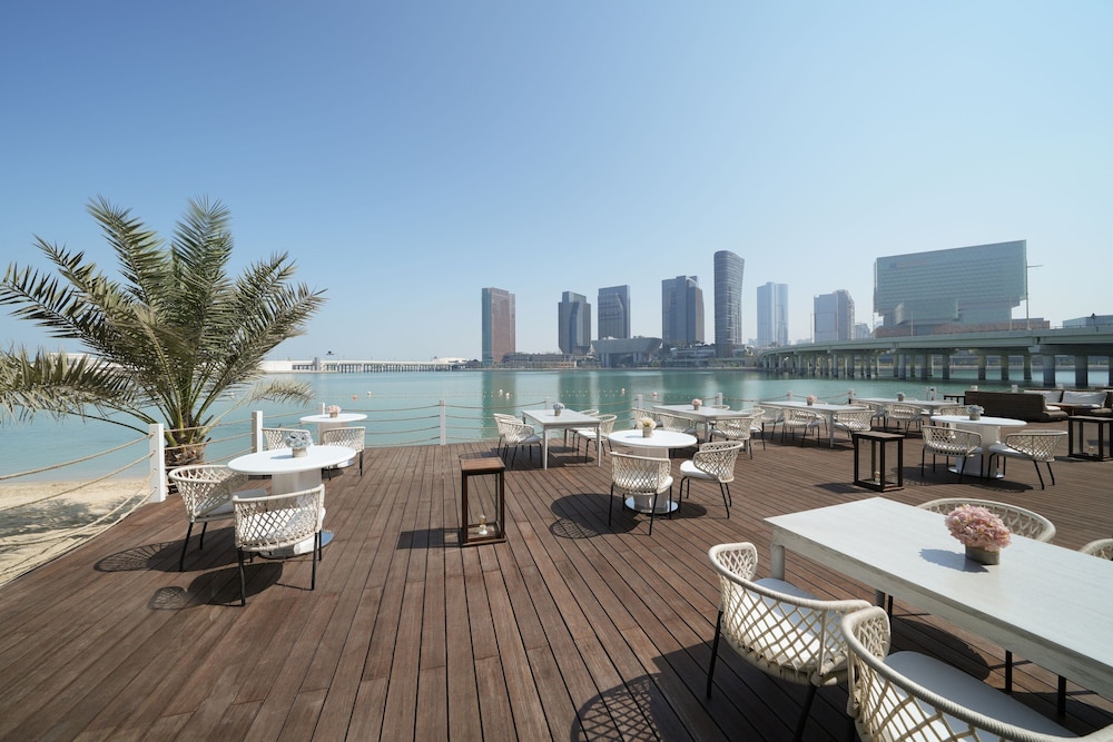 Le Méridien Abu Dhabi Resort — Restaurant & bars in Abu Dhabi
