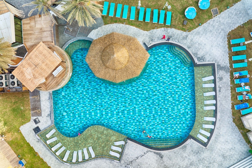 Le Méridien Abu Dhabi Resort — Swimming pool in Abu Dhabi