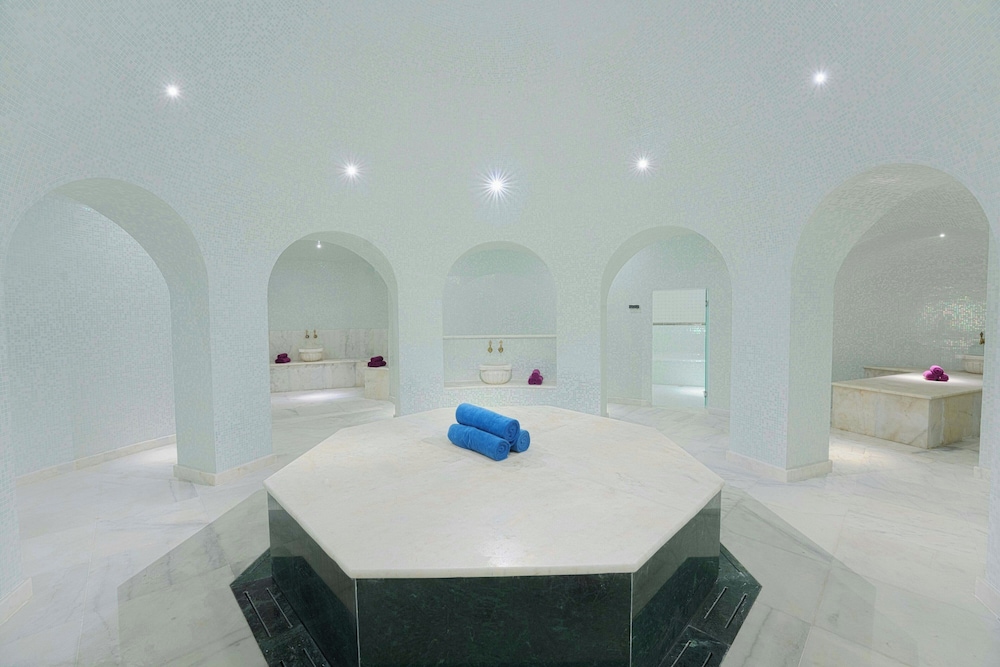 Le Méridien Abu Dhabi Resort — Swimming pool in Abu Dhabi