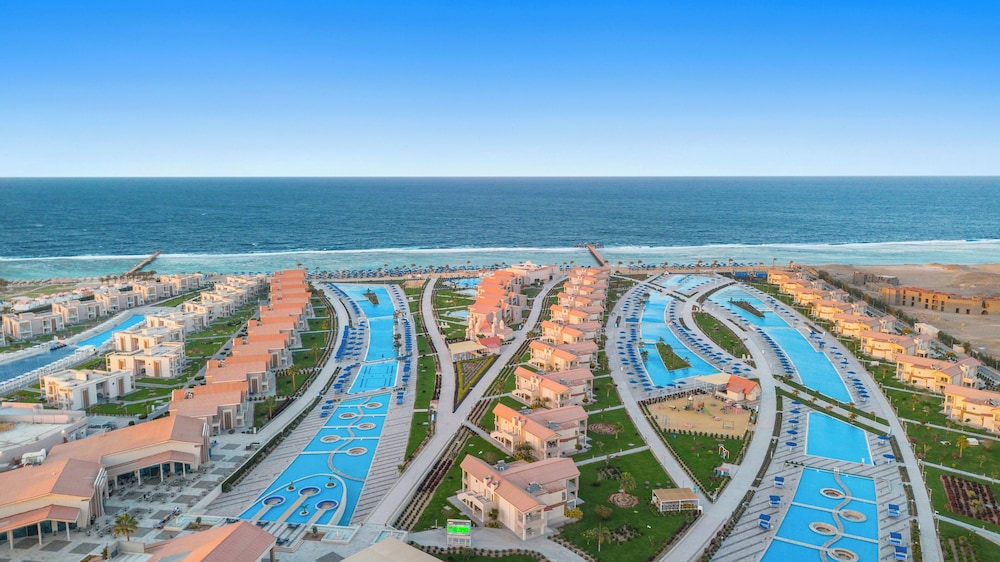 Pickalbatros Sea World Resort - Marsa Alam- "Aqua Park" - All inclusive — Swimming pool in El Quseir, Red Sea