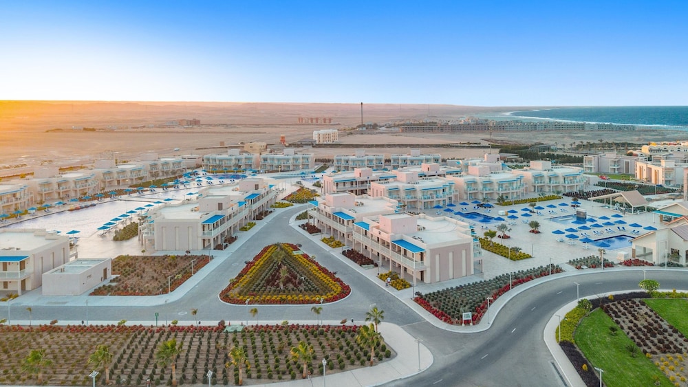 Pickalbatros Sea World Resort - Marsa Alam- "Aqua Park" - All inclusive — Hotel building in El Quseir, Red Sea