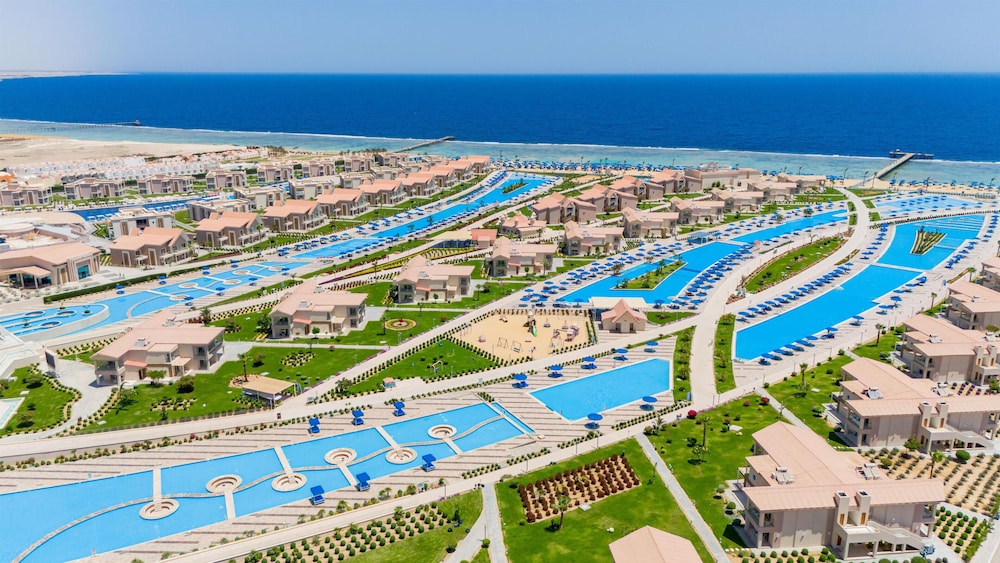 Pickalbatros Sea World Resort - Marsa Alam- "Aqua Park" - All inclusive — Swimming pool in El Quseir, Red Sea