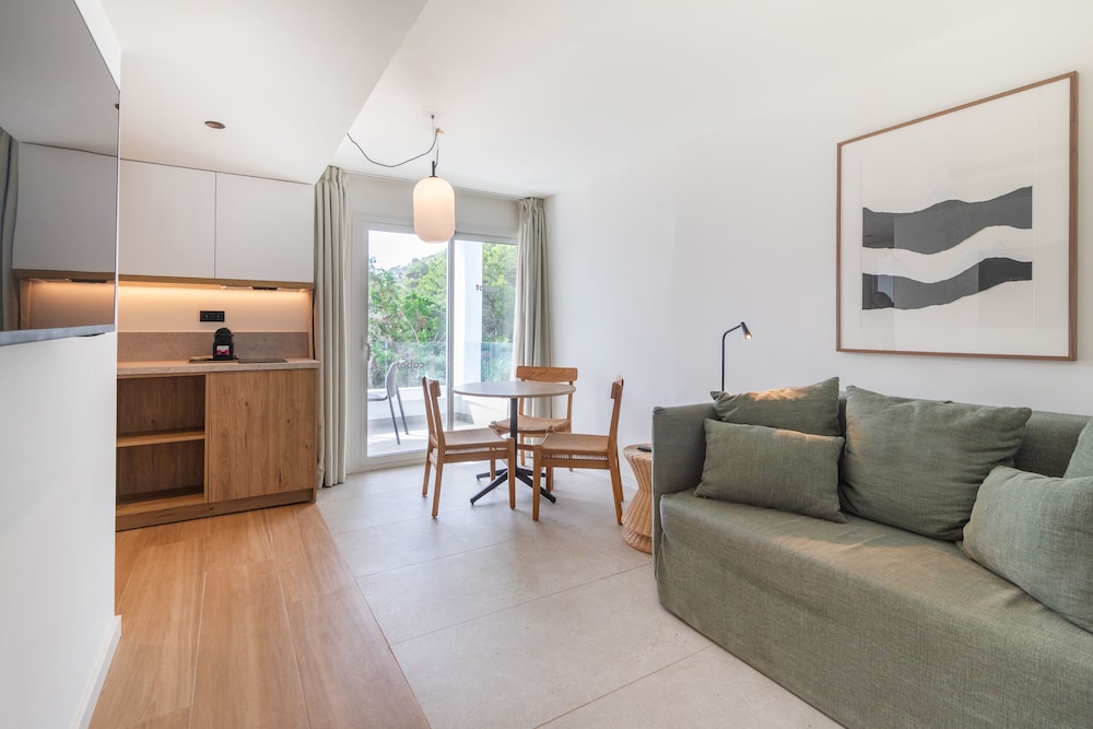 Cabot Las Velas Apartments — Hotel rooms in Puerto Pollensa, Balearic Islands