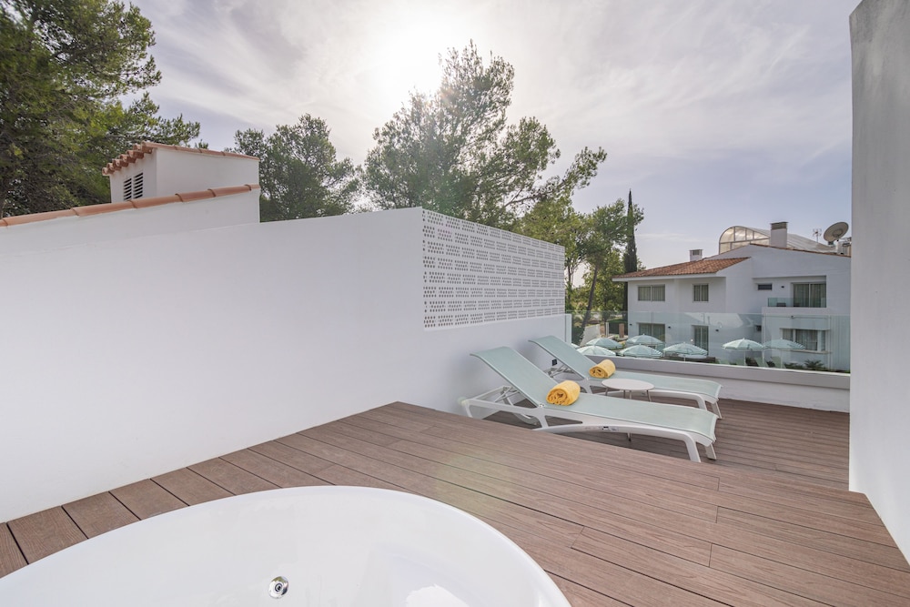 Cabot Las Velas Apartments — Hotel building in Puerto Pollensa, Balearic Islands