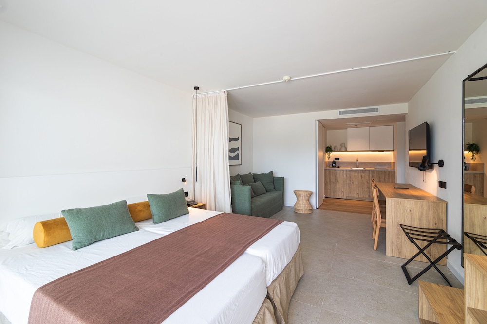 Cabot Las Velas Apartments — Hotel rooms in Puerto Pollensa, Balearic Islands