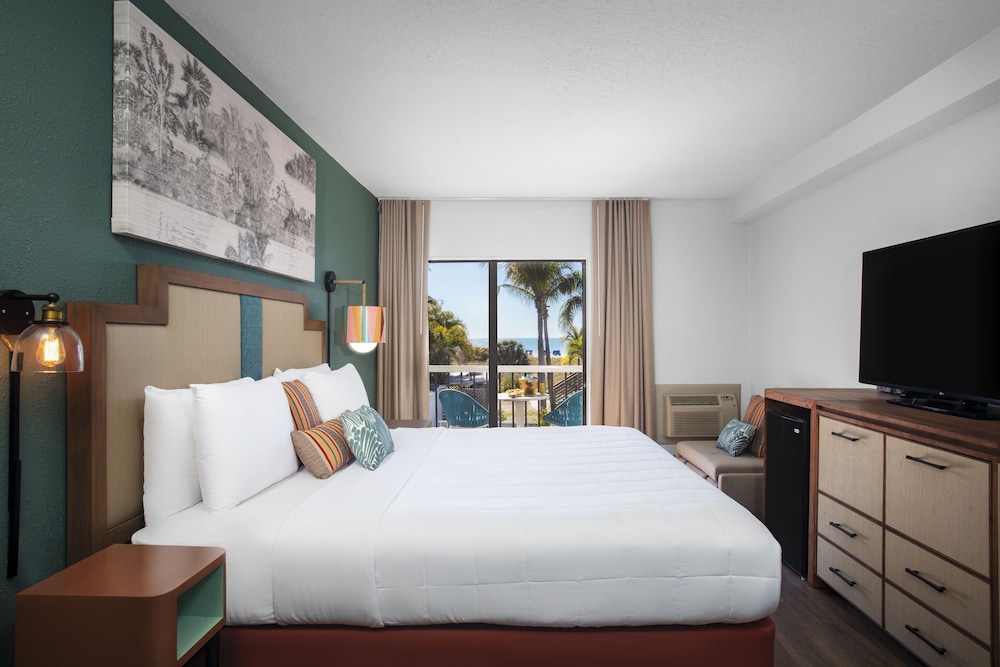 The Beachcomber — Hotel rooms in Treasure Island, Florida