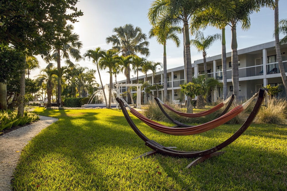 The Beachcomber — Hotel building in Treasure Island, Florida