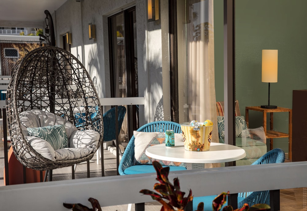 The Beachcomber — Hotel building in Treasure Island, Florida