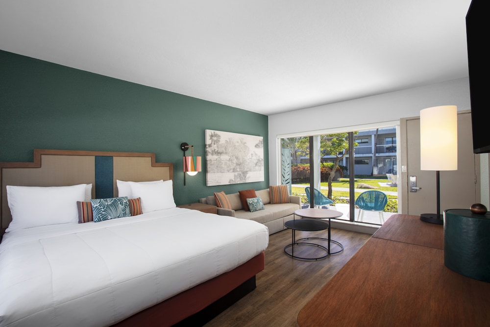 The Beachcomber — Hotel rooms in Treasure Island, Florida