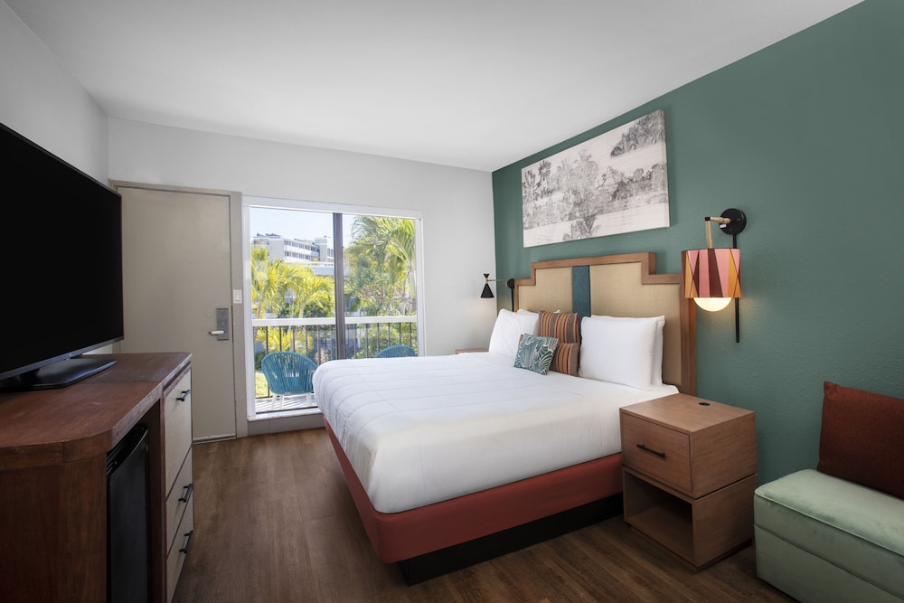 The Beachcomber — Hotel rooms in Treasure Island, Florida