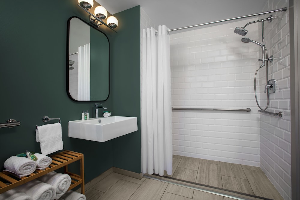 The Beachcomber — Hotel rooms in Treasure Island, Florida