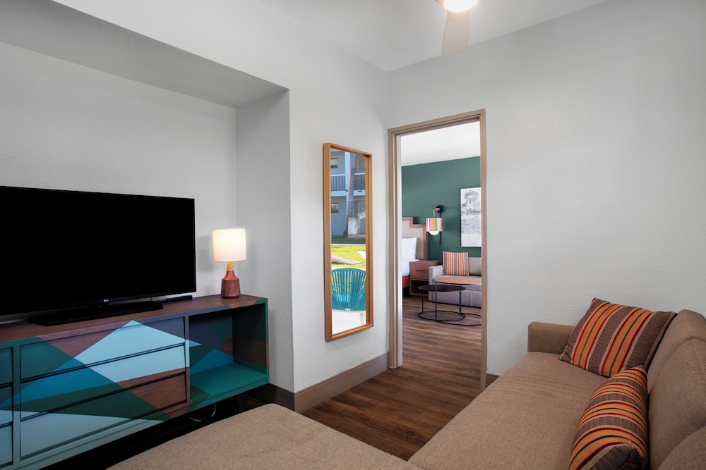 The Beachcomber — Hotel rooms in Treasure Island, Florida