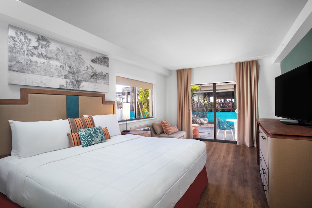 The Beachcomber — Hotel rooms in Treasure Island, Florida