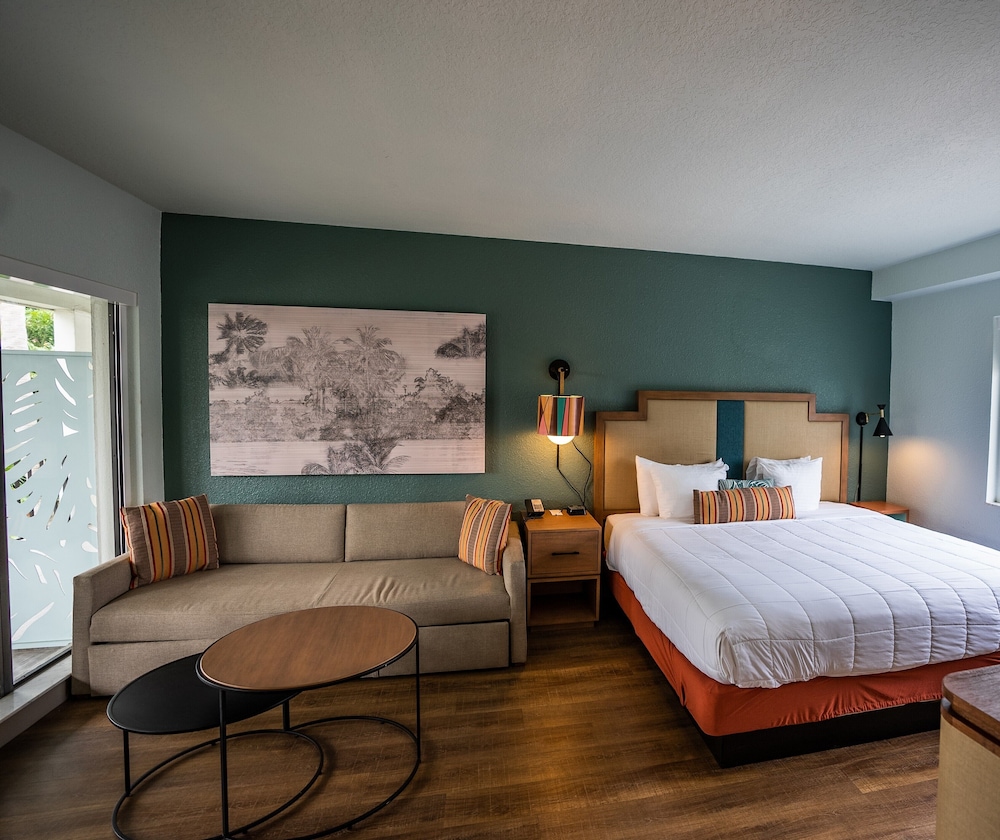 The Beachcomber — Hotel rooms in Treasure Island, Florida