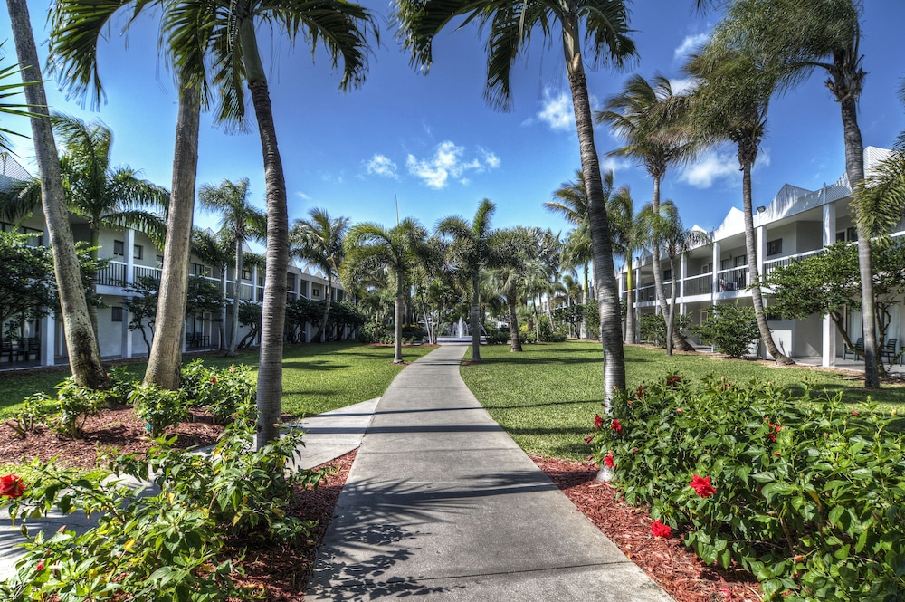 The Beachcomber — Hotel building in Treasure Island, Florida