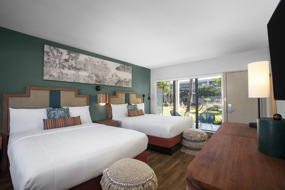 The Beachcomber — Hotel rooms in Treasure Island, Florida