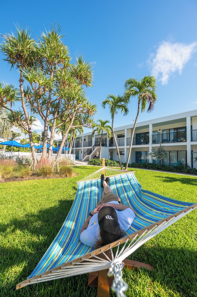 The Beachcomber — Hotel building in Treasure Island, Florida
