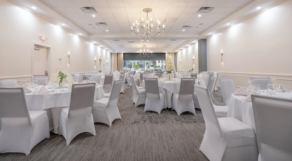 Holiday Inn New Orleans - Downtown Superdome by IHG — Restaurant & bars in New Orleans, Louisiana