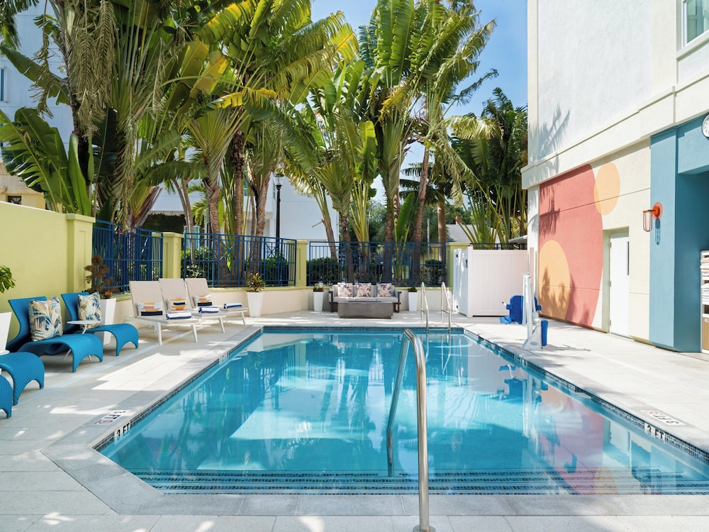 voco Sarasota by IHG — Swimming pool in Sarasota, Florida