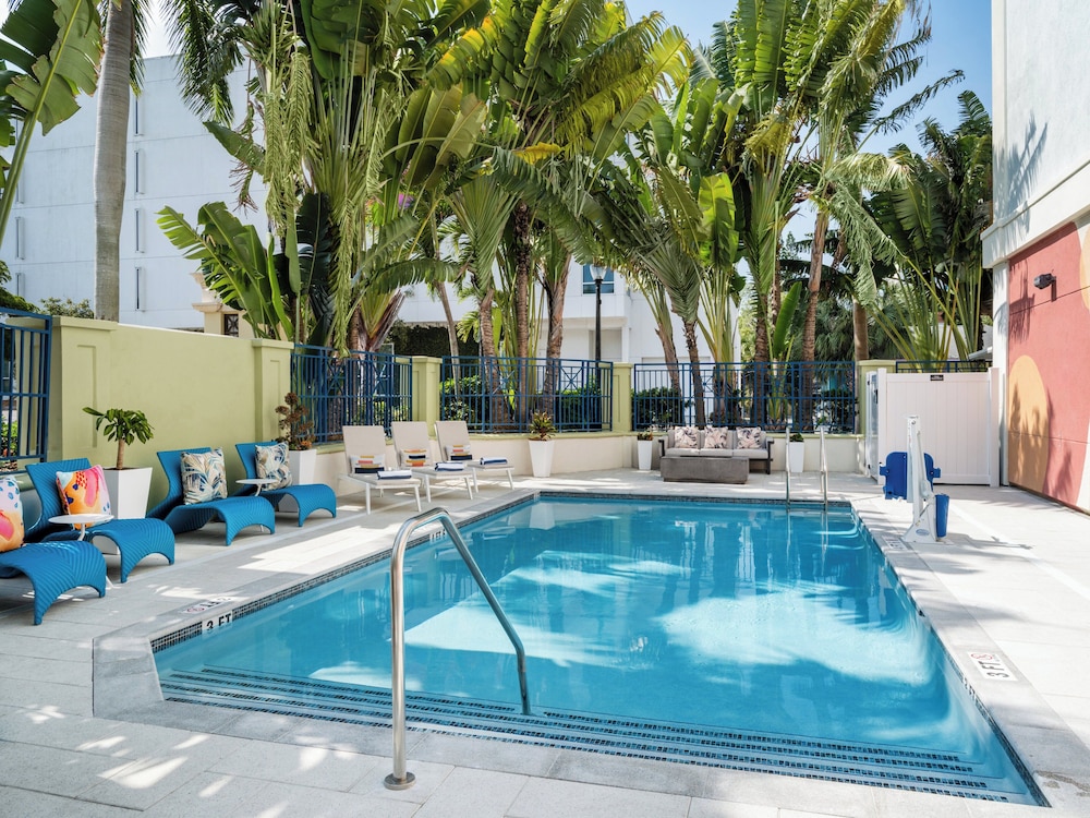voco Sarasota by IHG — Swimming pool in Sarasota, Florida