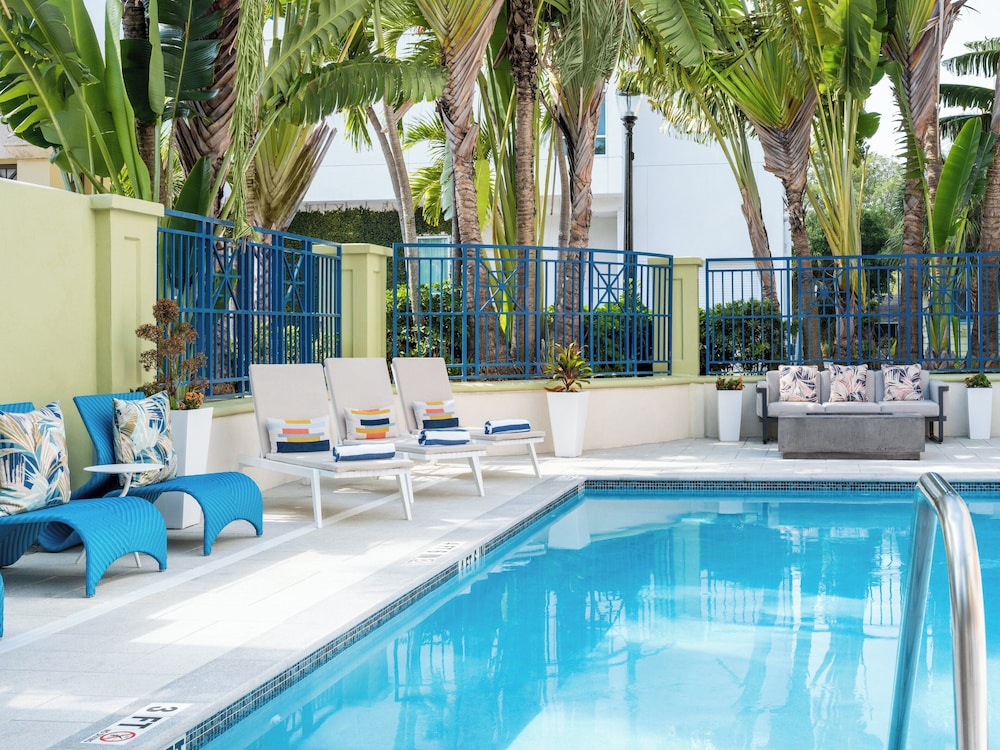 voco Sarasota by IHG — Swimming pool in Sarasota, Florida
