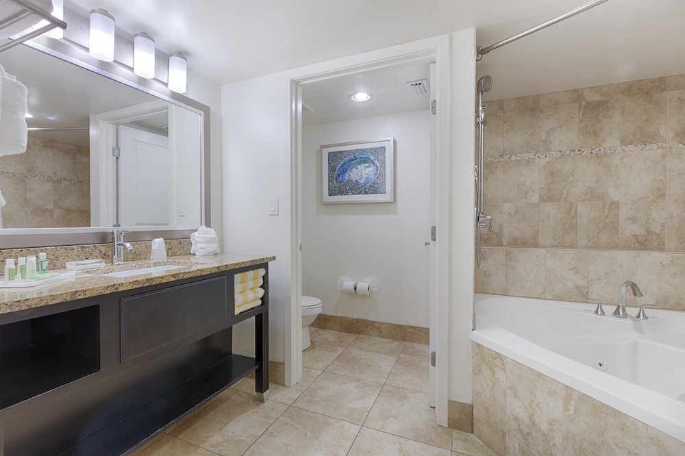 Holiday Inn Resort Daytona Beach Oceanfront by IHG — Hotel rooms in Daytona Beach, Florida