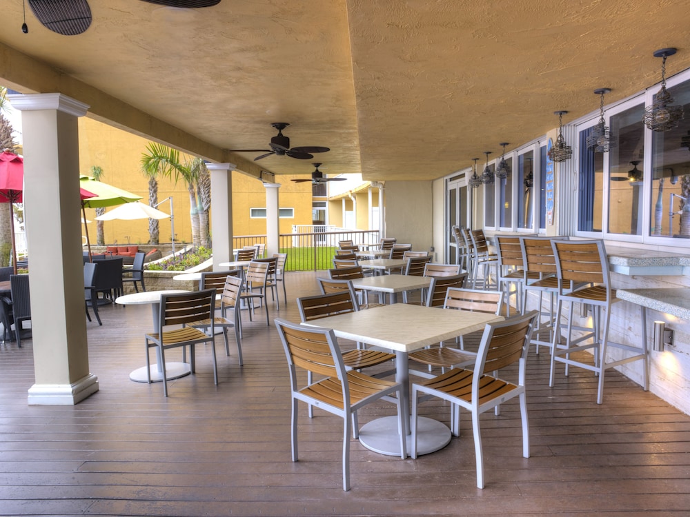 Holiday Inn Resort Daytona Beach Oceanfront by IHG — Restaurant & bars in Daytona Beach, Florida