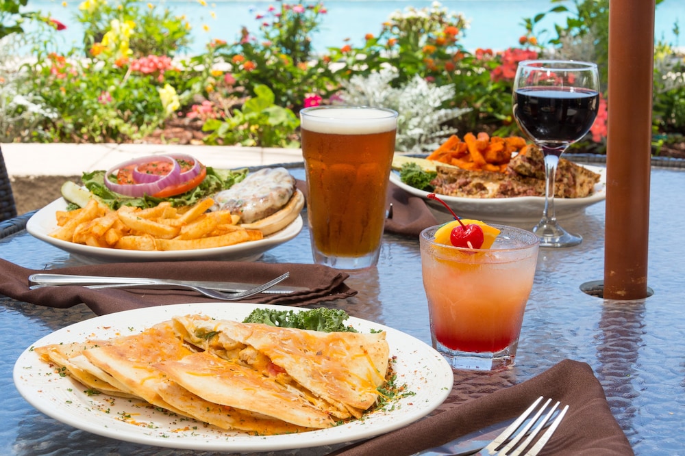 Holiday Inn Resort Daytona Beach Oceanfront by IHG — Restaurant & bars in Daytona Beach, Florida