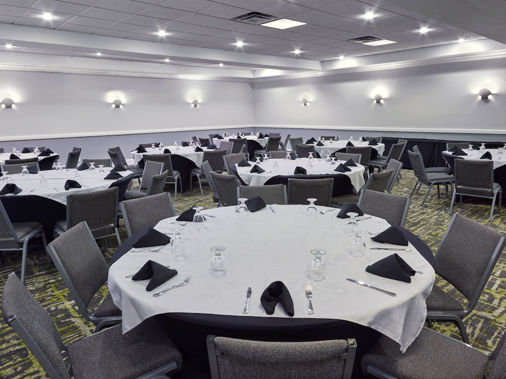 Holiday Inn Resort Daytona Beach Oceanfront by IHG — Restaurant & bars in Daytona Beach, Florida