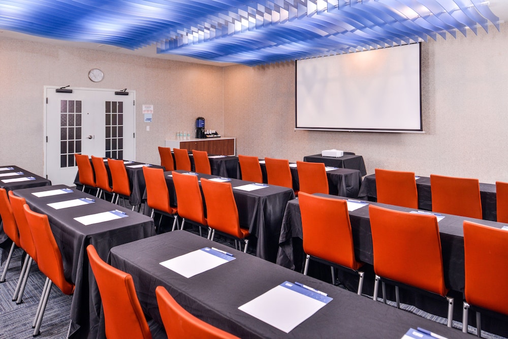 Holiday Inn Express Tampa N I-75 - University Area by IHG — Hotel building in Tampa, Florida