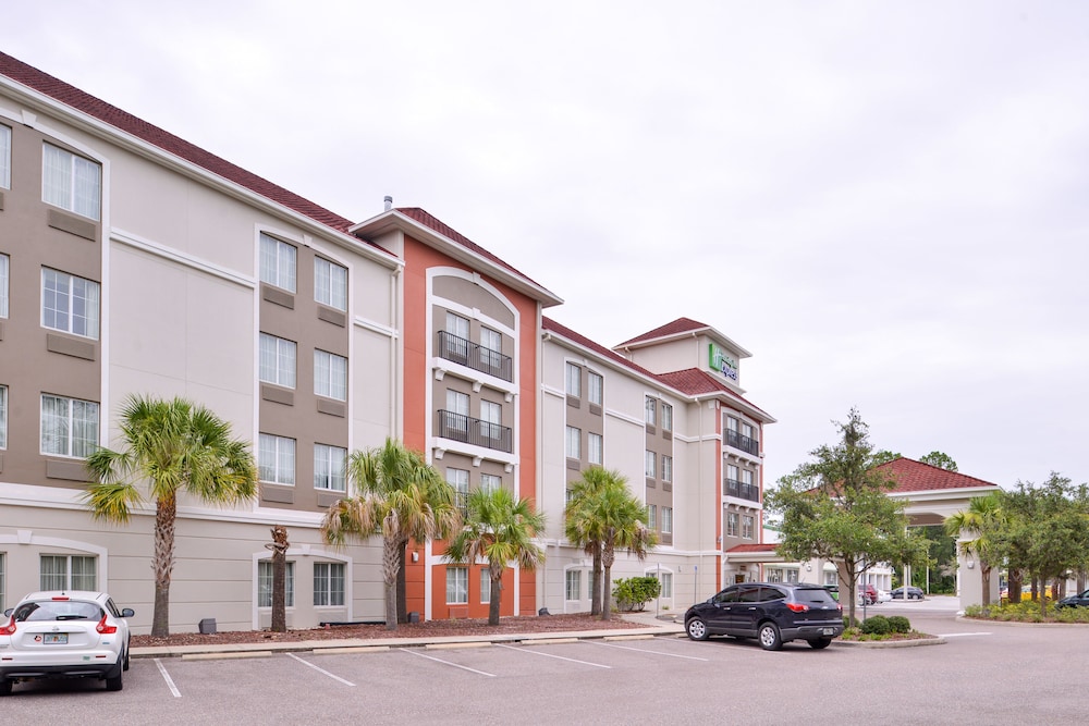Holiday Inn Express Tampa N I-75 - University Area by IHG — Hotel building in Tampa, Florida