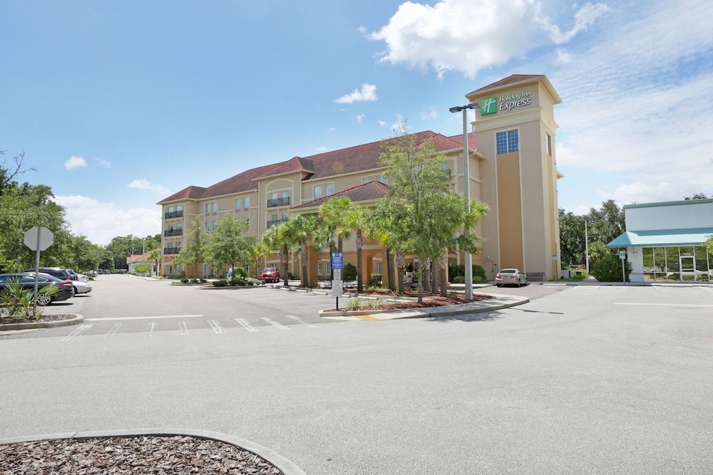 Holiday Inn Express Tampa N I-75 - University Area by IHG — Hotel building in Tampa, Florida