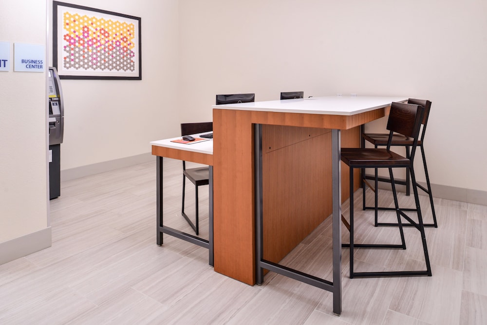 Holiday Inn Express Tampa N I-75 - University Area by IHG — Hotel building in Tampa, Florida