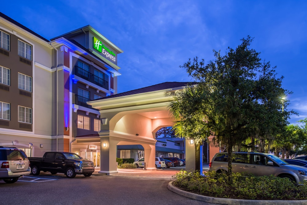 Holiday Inn Express Tampa N I-75 - University Area by IHG — Hotel building in Tampa, Florida