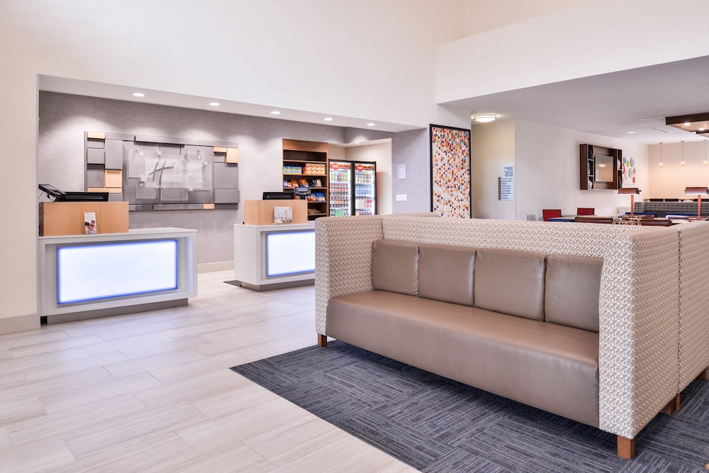Holiday Inn Express Tampa N I-75 - University Area by IHG — Hotel building in Tampa, Florida