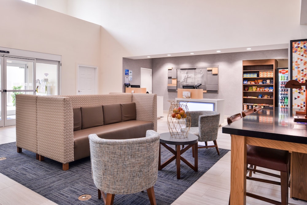 Holiday Inn Express Tampa N I-75 - University Area by IHG — Hotel building in Tampa, Florida