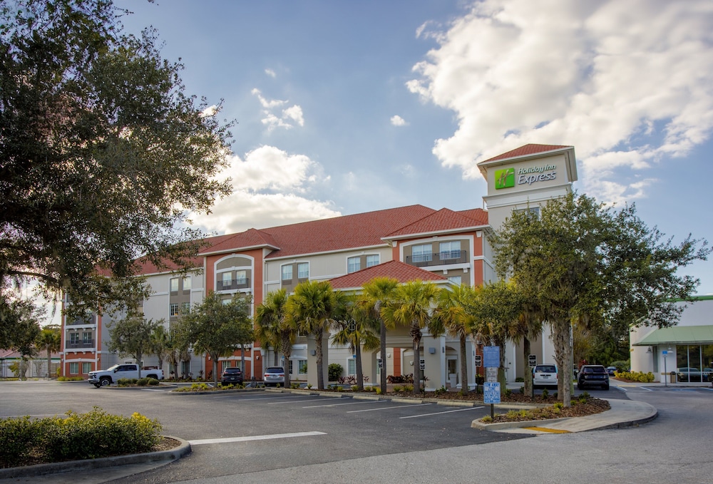 Holiday Inn Express Tampa N I-75 - University Area by IHG — Hotel building in Tampa, Florida