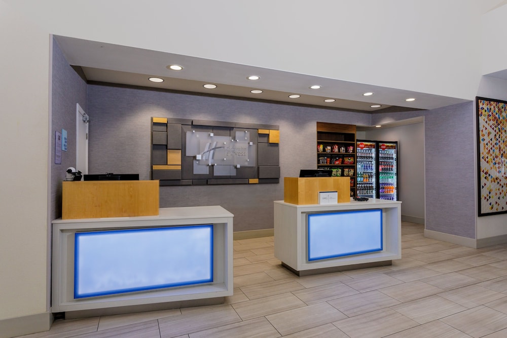 Holiday Inn Express Tampa N I-75 - University Area by IHG — Hotel building in Tampa, Florida