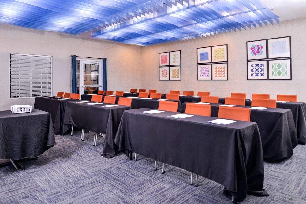 Holiday Inn Express Tampa N I-75 - University Area by IHG — Hotel building in Tampa, Florida
