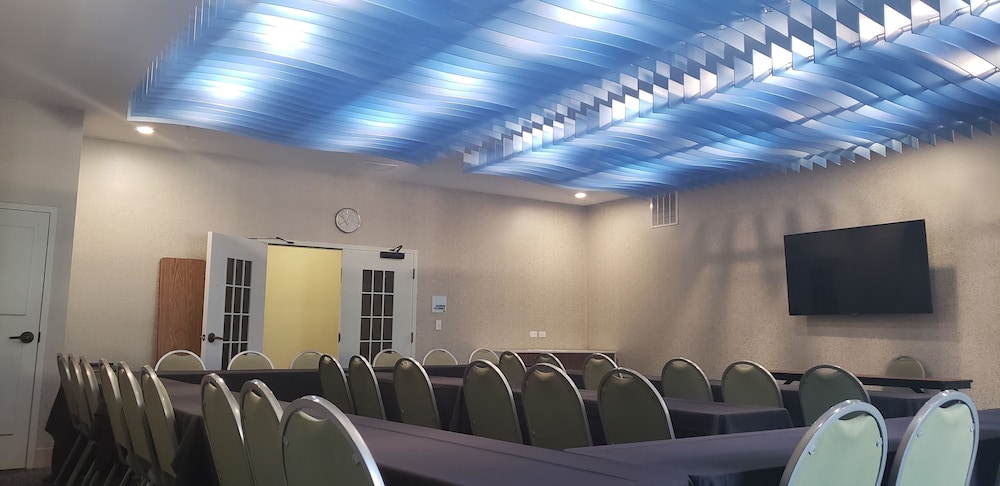 Holiday Inn Express Tampa N I-75 - University Area by IHG — Hotel building in Tampa, Florida
