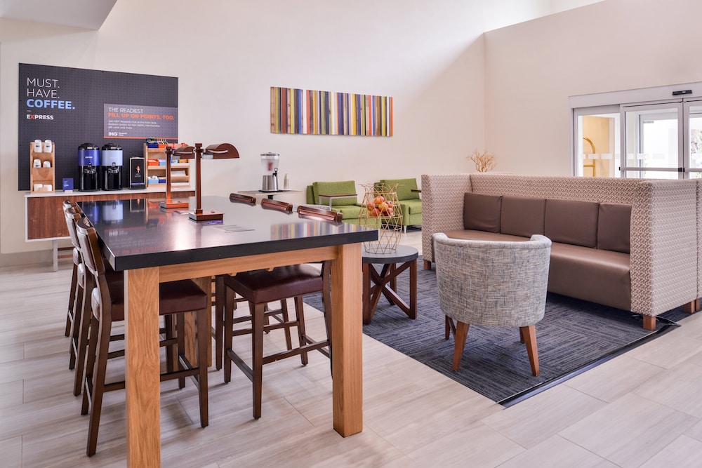 Holiday Inn Express Tampa N I-75 - University Area by IHG — Hotel building in Tampa, Florida