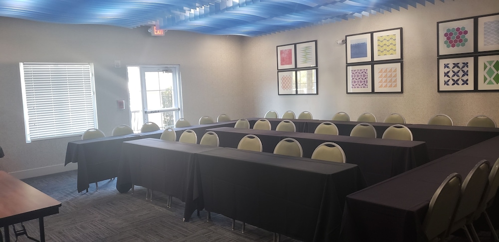Holiday Inn Express Tampa N I-75 - University Area by IHG — Hotel building in Tampa, Florida