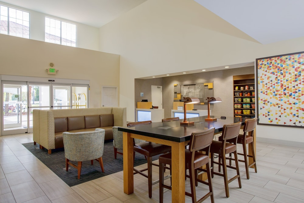 Holiday Inn Express Tampa N I-75 - University Area by IHG — Hotel building in Tampa, Florida