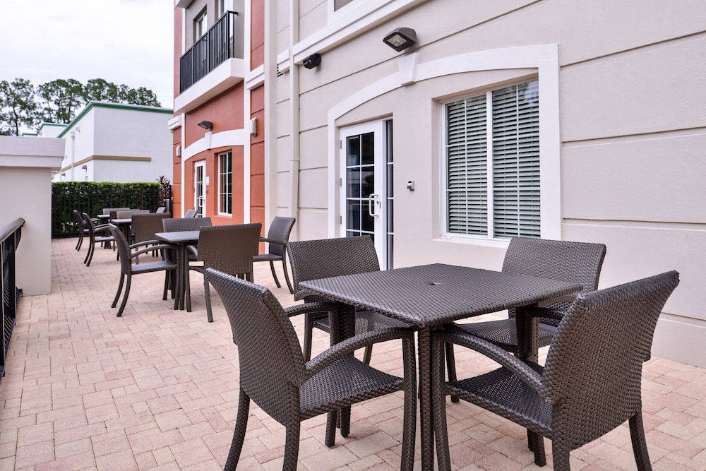 Holiday Inn Express Tampa N I-75 - University Area by IHG — Hotel building in Tampa, Florida