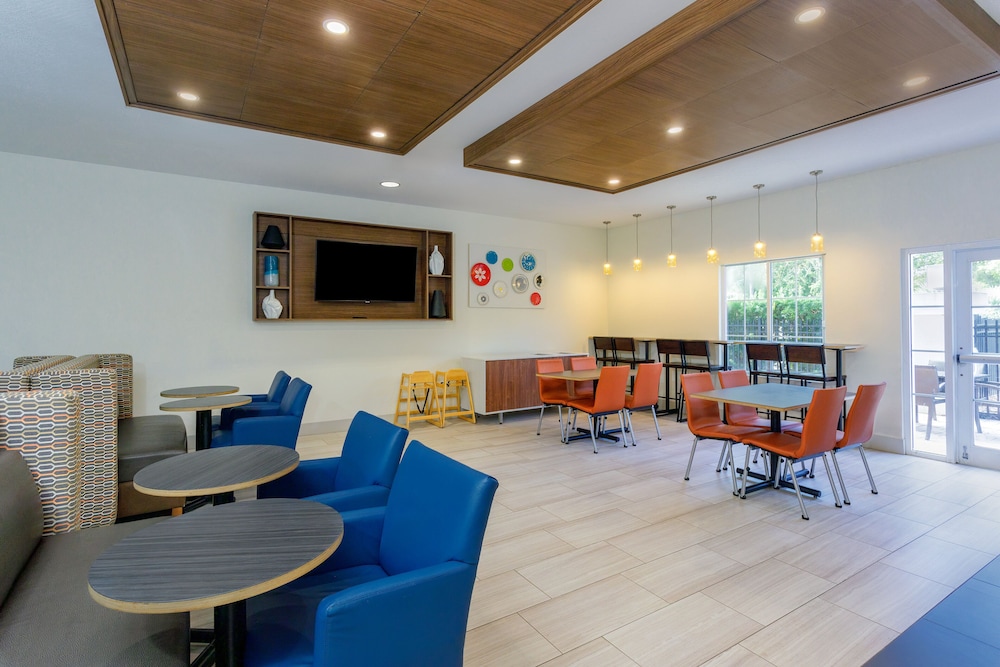Holiday Inn Express Tampa N I-75 - University Area by IHG — Restaurant & bars in Tampa, Florida