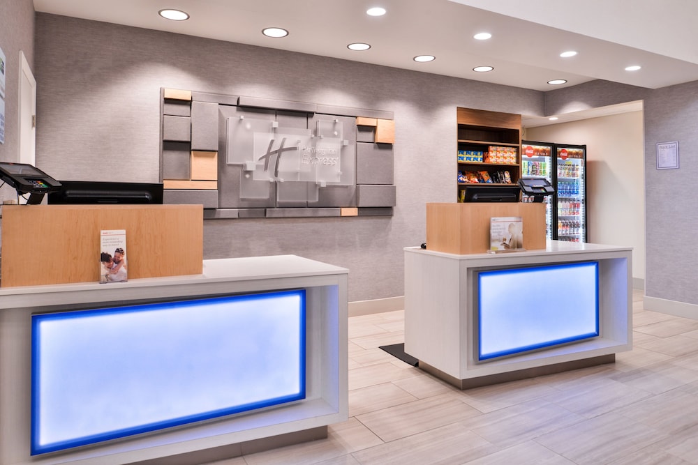 Holiday Inn Express Tampa N I-75 - University Area by IHG — Hotel building in Tampa, Florida