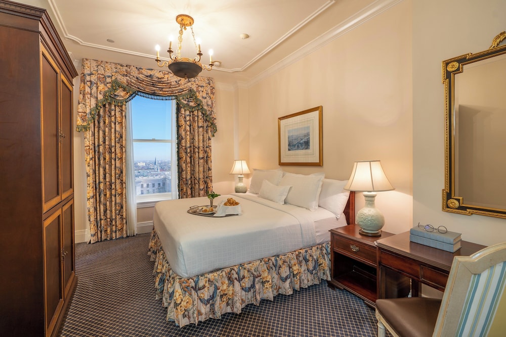 Hotel Monteleone, New Orleans — Hotel rooms in New Orleans, Louisiana